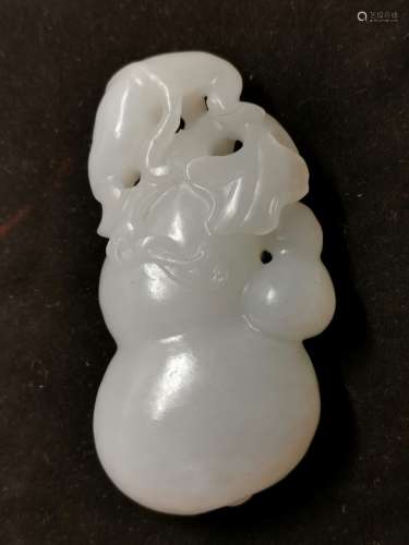 CARVED WHITE JADE DOUBLE GOURD PENDANT