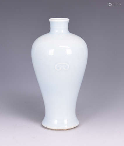 WHITE GLAZED PORCELAIN VASE WITH MARK