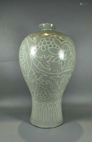 KOREAN GREEN GLAZED PORCELAIN MEIPING VASE