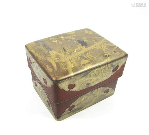 17th century A gilt, black and red lacquer tebako (accessories box)