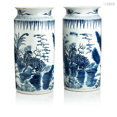 19th century A pair of blue and white floor vases