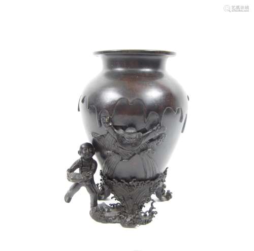 Meiji era A bronze vase depicting Shiba Onko