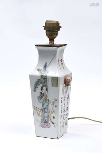 CHINE, XIXe siècle  Vase en porcelaine de forme quadrangulaire