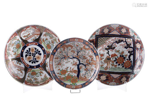 JAPON, XIXe siècle  Trois grand plats en porcelaine Imari