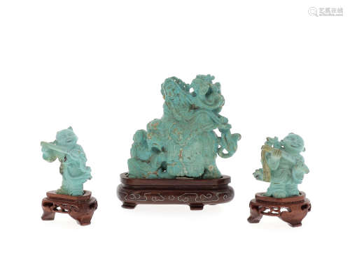 CHINE, XXe siècle  Trois sujets en pierre dure imitant la turquoise