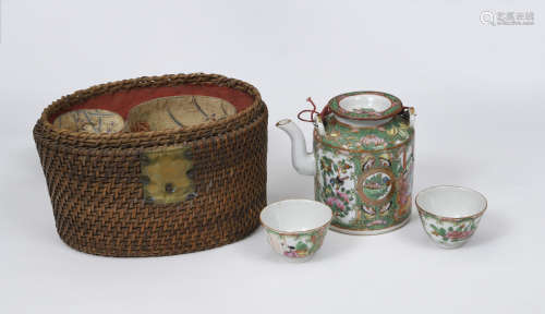CHINE, Canton fin XIXe siècle  Théière et bols en porcelaine de canton