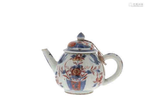 CHINE, XVIIIe siècle  Théière couverte en porcelaine
