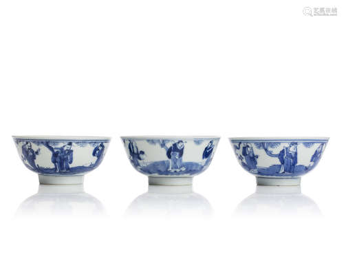 VIETNAM, XIXe siècle  Ensemble de trois bols en porcelaine