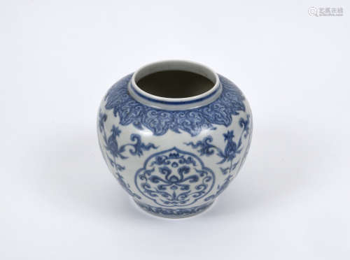 CHINE, XXe siècle  Vase boule en porcelaine