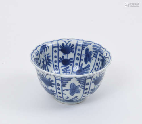 CHINE, XXe siècle  Petite coupe en porcelaine