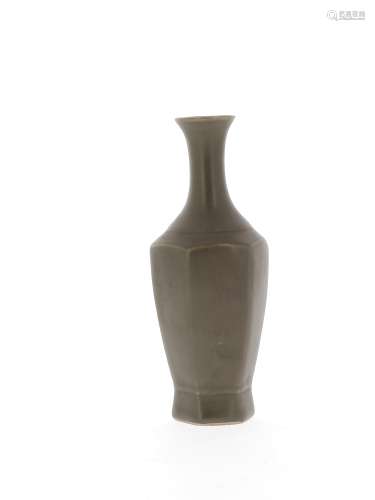 CHINE, XXe siècle  Petit vase en porcelaine
