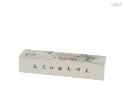 CHINE, moderne  Presse-papier en porcelaine