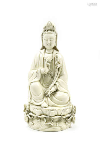 CHINE, XXe siècle  Statuette de Guanyin en porcelaine Blanc de Chine