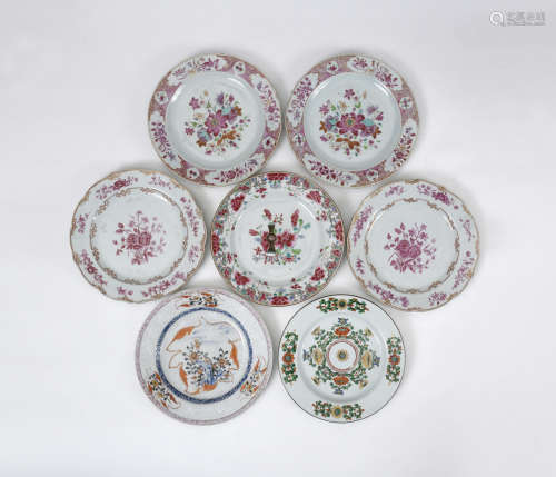 CHINE, XVIIIe siècle  Ensemble de sept assiettes en porcelaine de la Compagnie des Indes