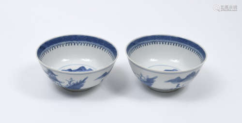 CHINE, XIXe siècle  Deux bols en porcelaine bleu blanc