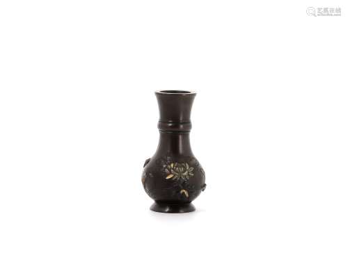 JAPON, XXe siècle  Petit vase en bronze incrusté de dorure