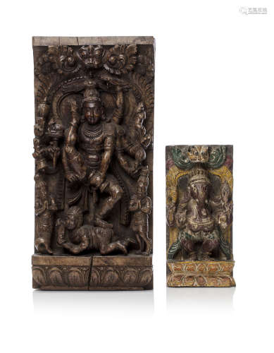 INDE, fin XIXe siècle  Ensemble comprenant deux panneaux en bois sculpté