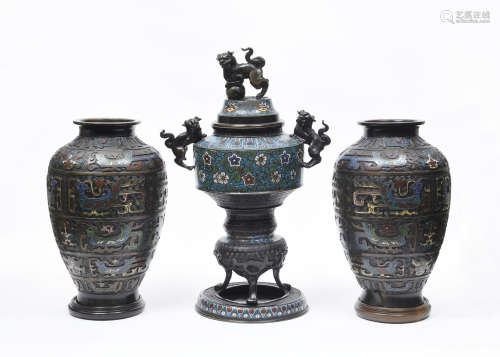 JAPON, vers 1900  Ensemble comprenant un brûle parfum et une paire de vases
