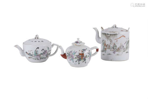 CHINE, XXe siècle  Ensemble comprenant trois théieres couvertes en porcelaine à décor de personnages et inscriptions.