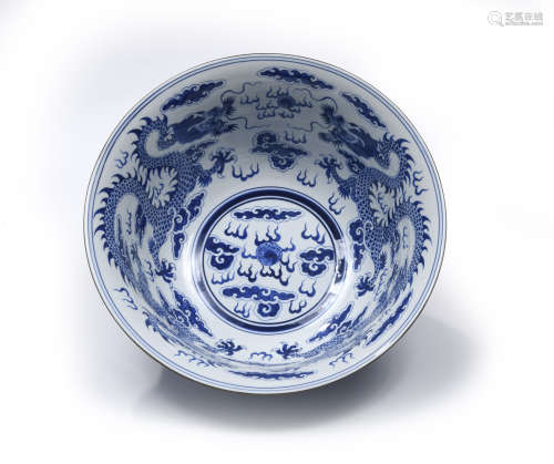 CHINE, XXe siècle  Grande vasque en porcelaine
