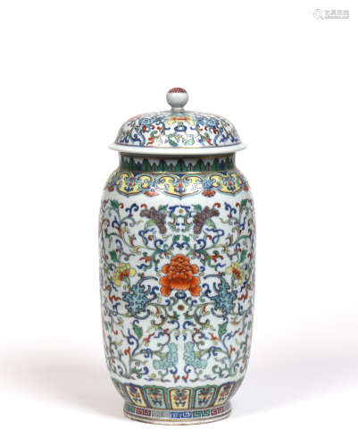 CHINE, moderne  Grand pot couvert en porcelaine