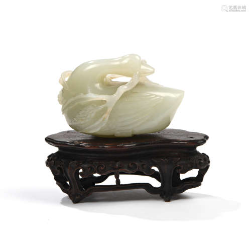 CHINE, XIXe siècle  Oie en jade blanc sculpté