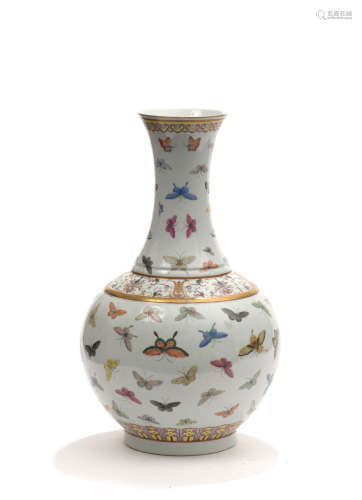CHINE, moderne  Vase pansu à long col en porcelaine et émaux Fencaï