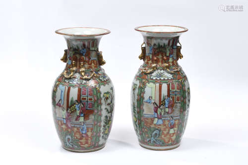 CHINE, XIXe siècle  Paire de vases en porcelaine de Canton