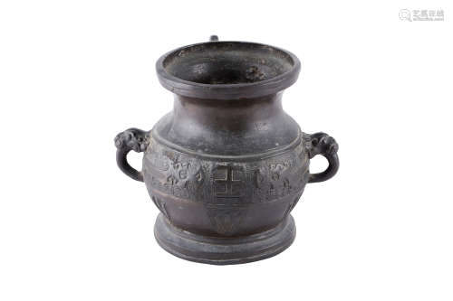 CHINE, XVIIe siècle  Pot en bronze à patine brune,