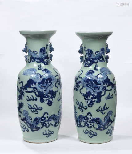 CHINE, XXe siècle  Paire de vases en porcelaine