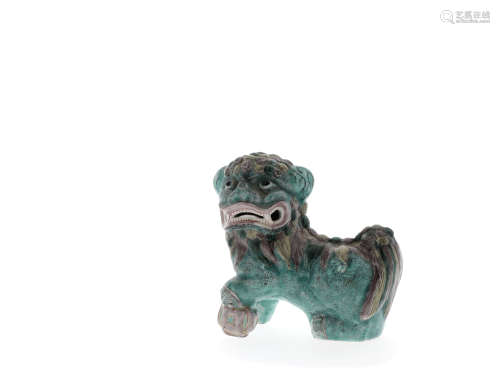 CHINE, vers 1900  Lion bouddhique en porcelaine de la famille verte
