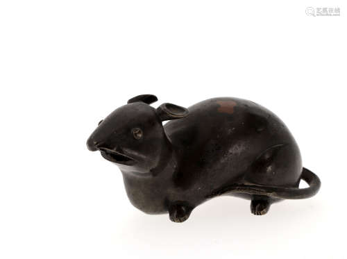 CHINE du Sud, XIXe siècle  Petit bronze présentant un rat,