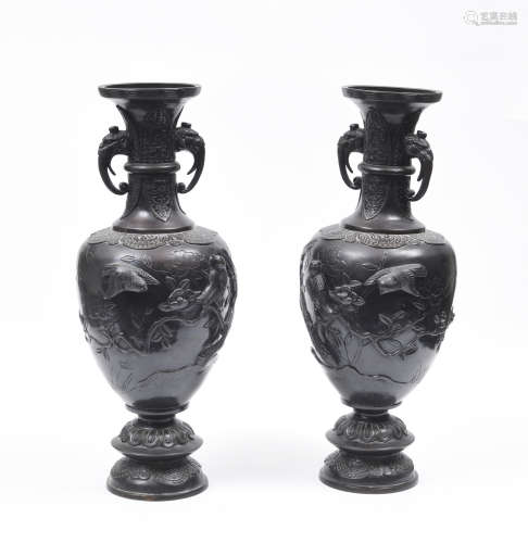 JAPON, XIXe siècle  Paires de vases balustres en bronze à patine brune,