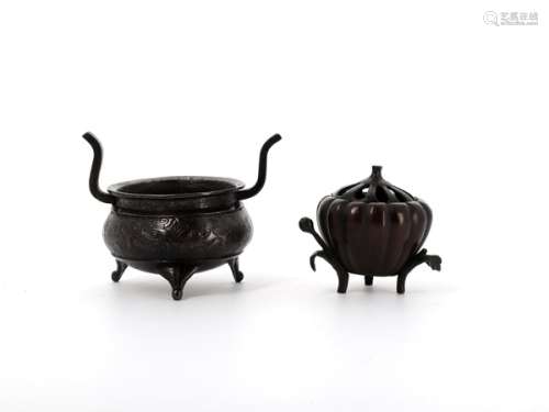 CHINE, XIXe siècle  Ensemble comprenant deux brûles parfums en bronze.