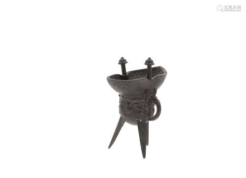 CHINE, XVIIe siècle  Petite coupe tripode en bronze