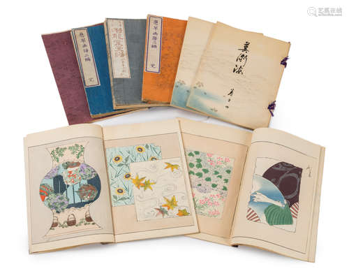 JAPON, période Meiji (1868-1912)  Lot de huit livres de modèles, dont quatre d’une série en couleurs