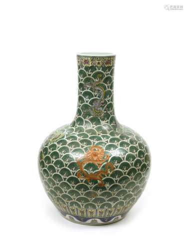 CHINE, XXe siècle  Important vase de forme bouteille en céramique