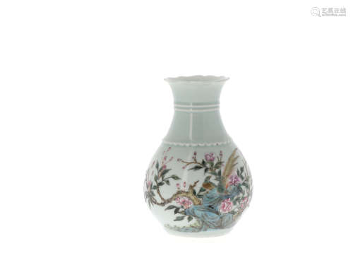 CHINE, XXe siècle  Petit vase en porcelaine
