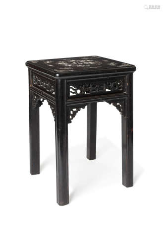 CHINE, XIXe siècle  Petite table en bois