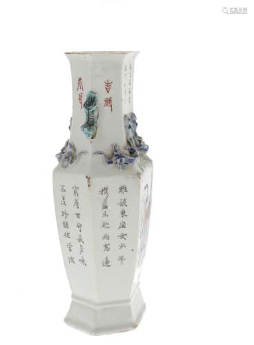 CHINE, XXe siècle  Vase en porcelaine à sept pans