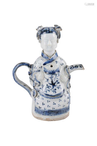 CHINE, XXe siècle  Théière en porcelaine bleu et blanc en forme de femme.