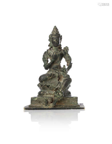 INDONESIE, Java, XIXe siècle  Sculpture en bronze représentant une divinité assise,