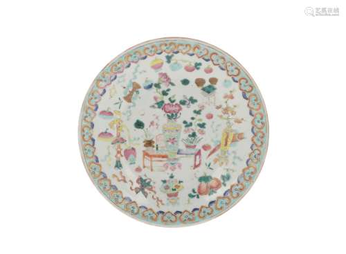 CHINE, fin XIXe siècle  Plat en porcelaine de la famille rose