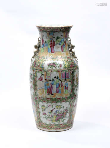 CHINE, XIXe siècle  Vase porcelaine de Canton polychrome