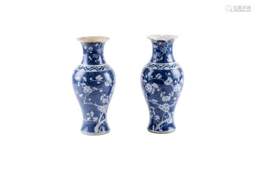 CHINE, XIXe siècle  Ensemble de deux potiches en porcelaine