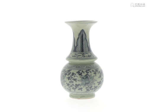 CHINE, XXe siècle  Petit vase en porcelaine vert clair