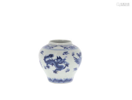 CHINE, XXe siècle  Petit vase en porcelaine bleu et blanc