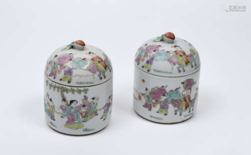 CHINE, XXe siècle  Paire de petits pots en couverts en porcelaine