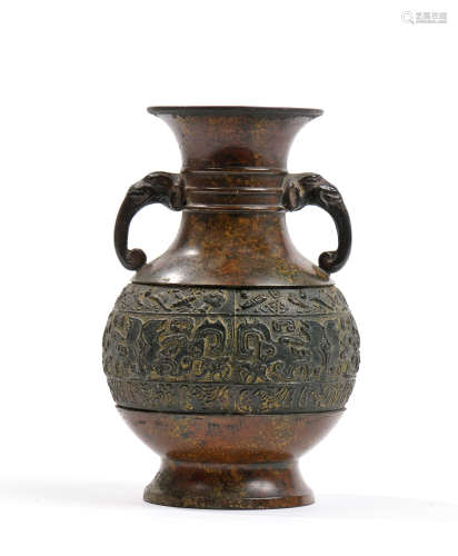CHINE, XIXe siècle  Vase balustre en bronze de patine brune,