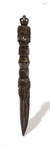 TIBET, XIXe siècle  Dague rituelle Phurbu ou Kila en fer.